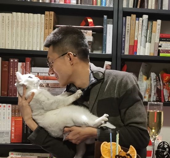 图片包含 书, 人, 架子, 室内描述已自动生成